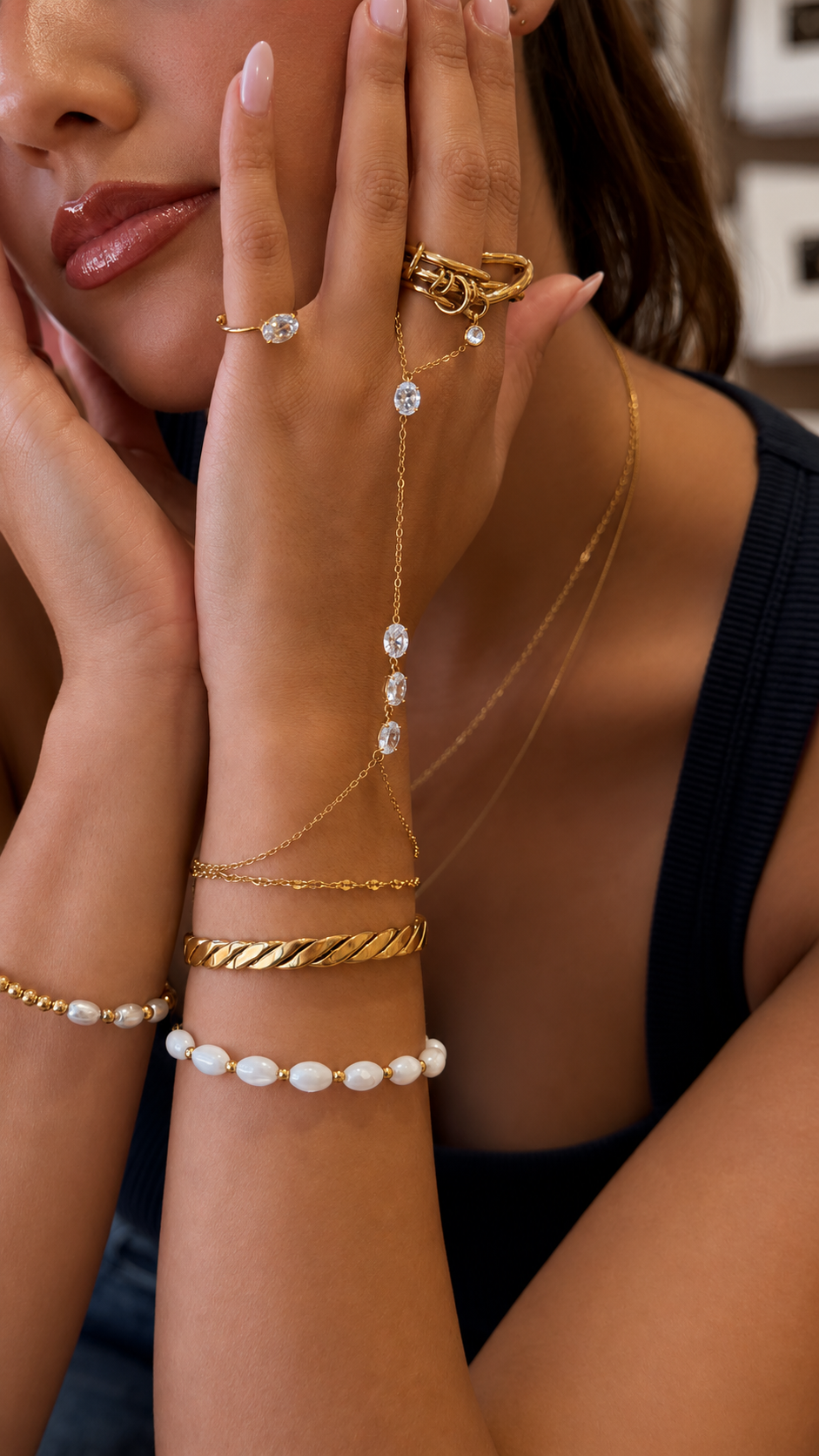 Gouden Hand Chain met Kristallen - Carlijn