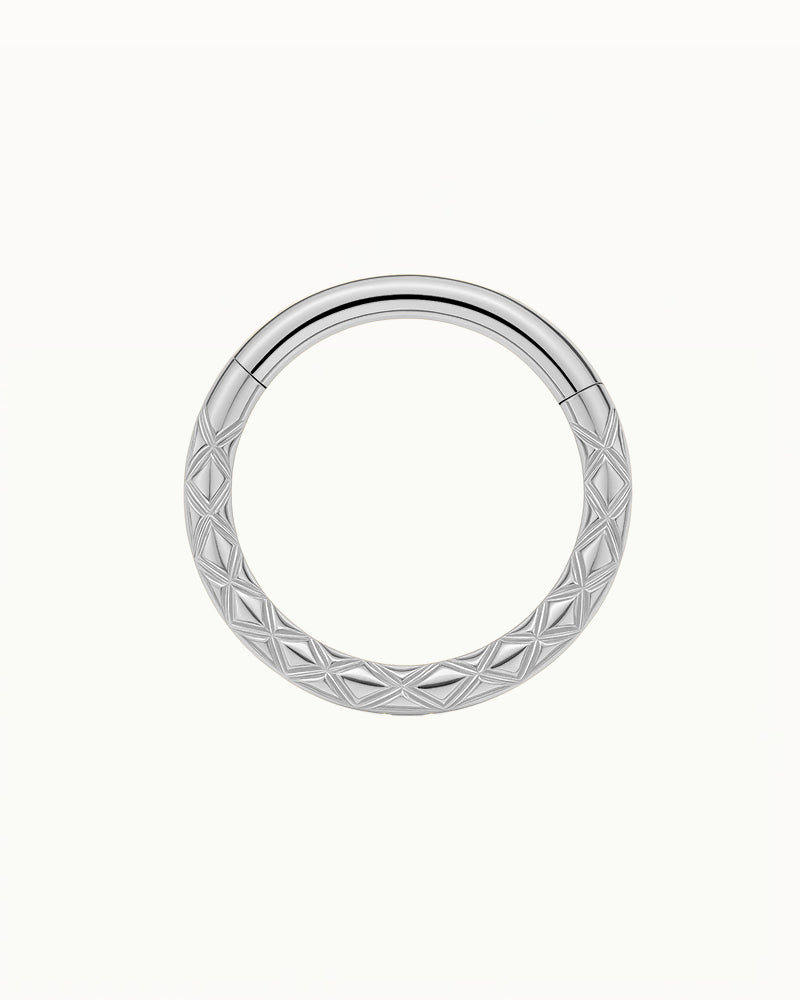 Piercing géométrique gravé en titane - Quinn