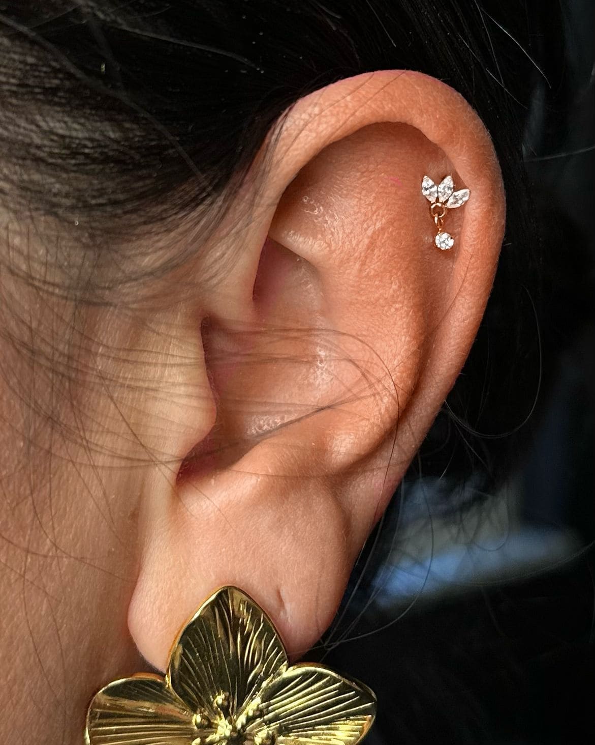 Titanium Piercing met Bloemvormige Kristal - Maya