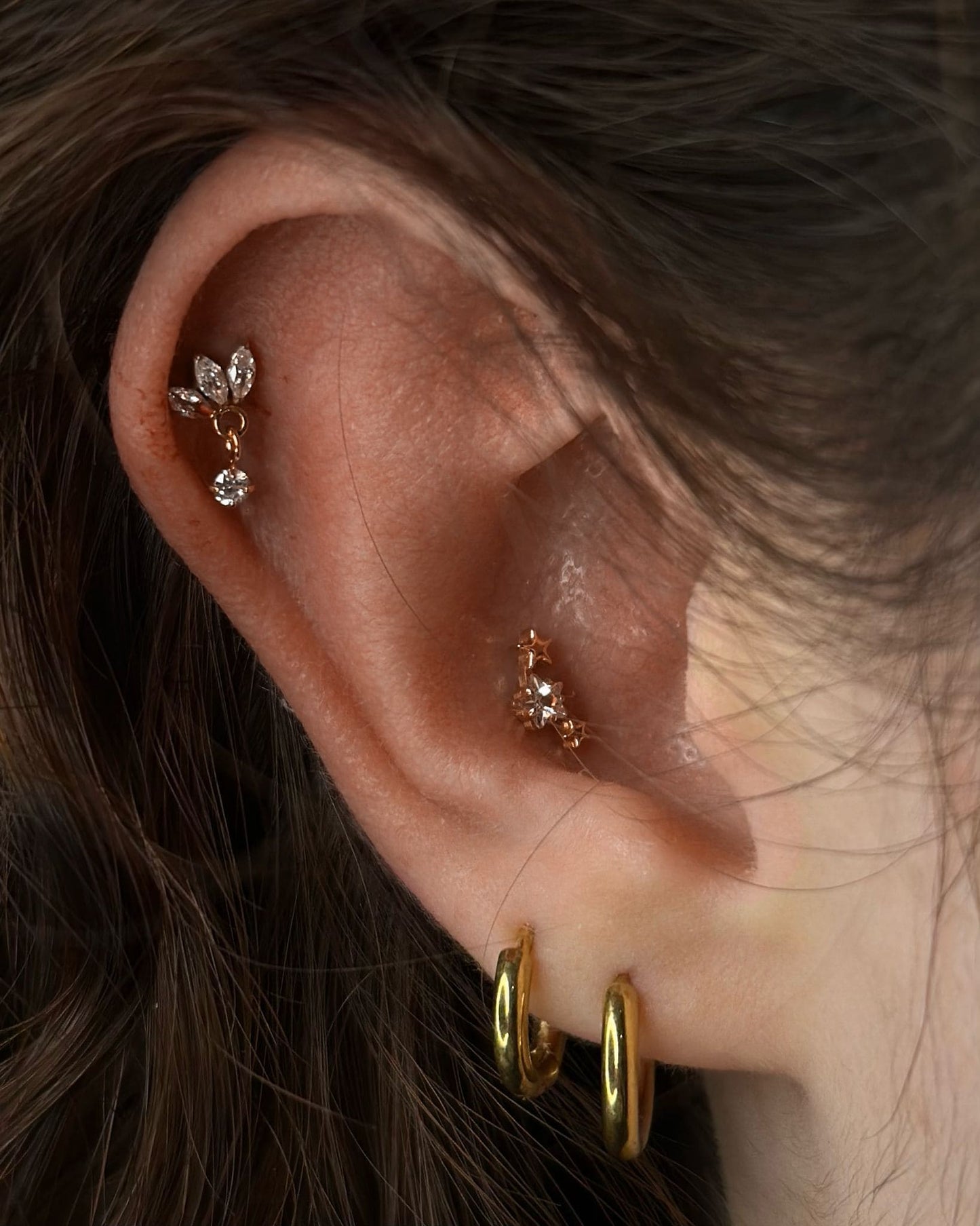 Titanium Piercing met Bloemvormige Kristal - Maya