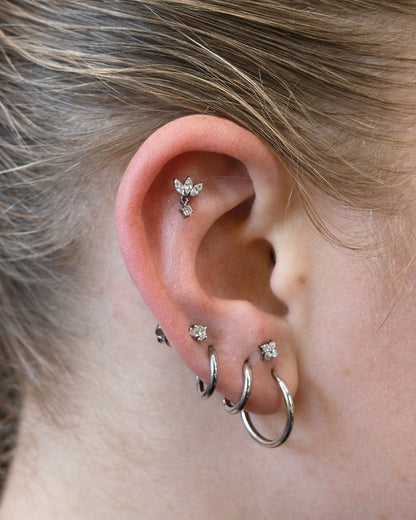 Titanium Piercing met Bloemvormige Kristal - Maya