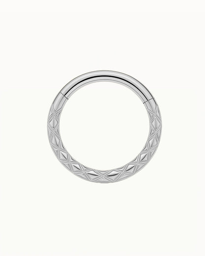 Piercing géométrique gravé en titane - Quinn